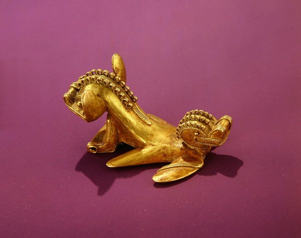 Tairona-riipus, joka kuvaa kaksipäistä eläintä, 7.-8. vuosisadalla jKr. (kulta) tekijältä Pre Columbian Pre Columbian