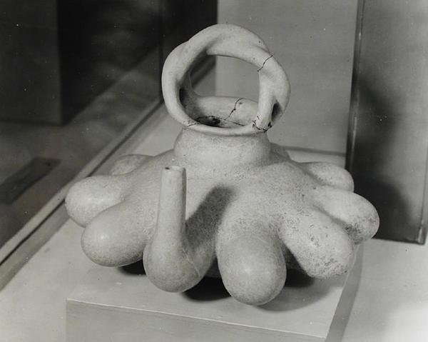 Maljakko koristeltu kymmenellä nännimuodolla, Huastecan, n.1000-1250 (terrakotta) (m/v kuva) tekijältä Pre Columbian Pre Columbian