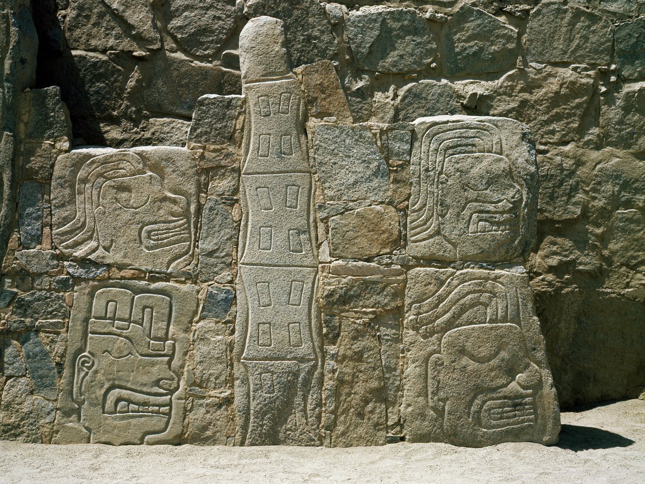 Seinä, jossa on soturien reliefejä tekijältä Pre Columbian Pre Columbian