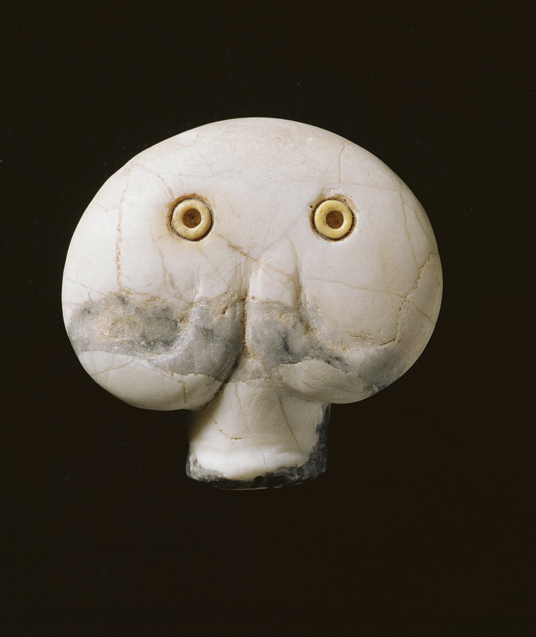 Amuletti pässin päästä upotetuilla helmesilmillä (serpentiinimarmori) tekijältä Predynastic Period Egyptian
