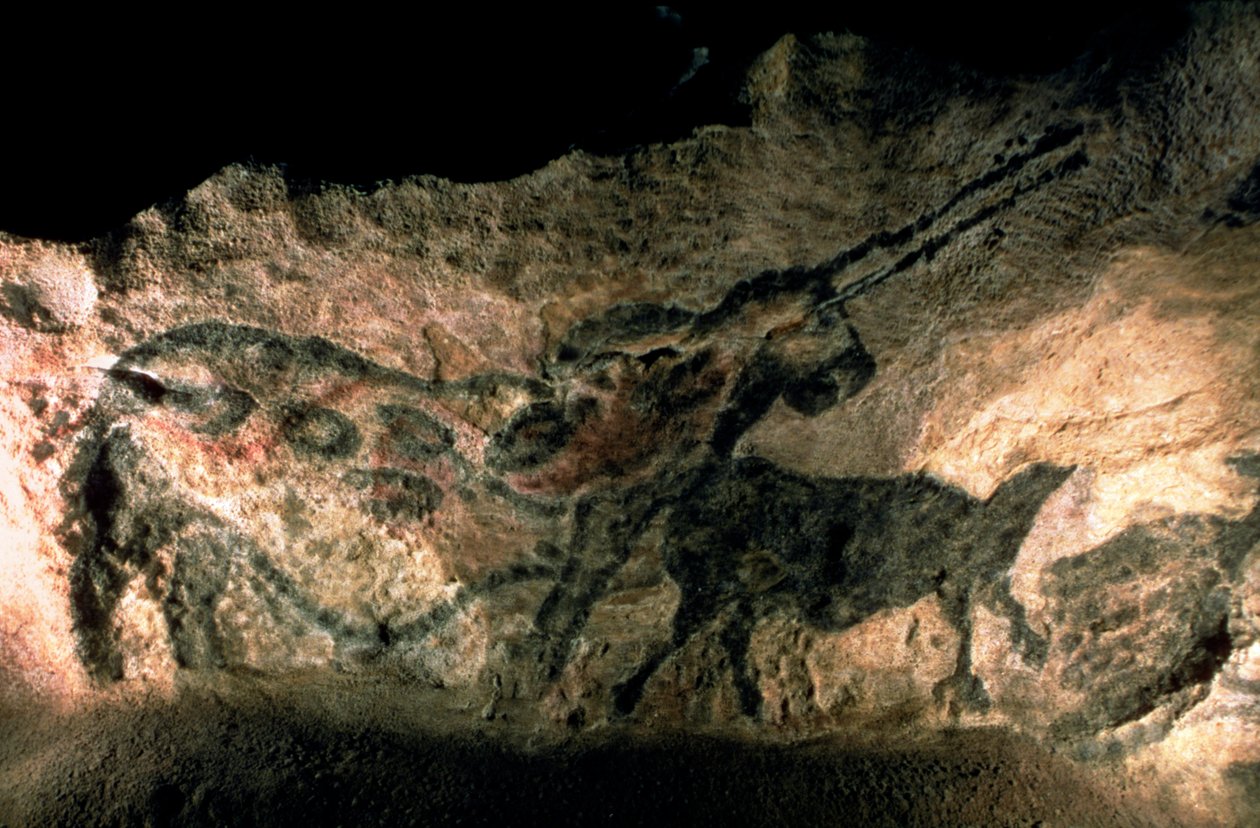 Kalliomaalaus sarveisesta eläimestä, n. 17000 eKr. (luolamaalaus) tekijältä Prehistoric