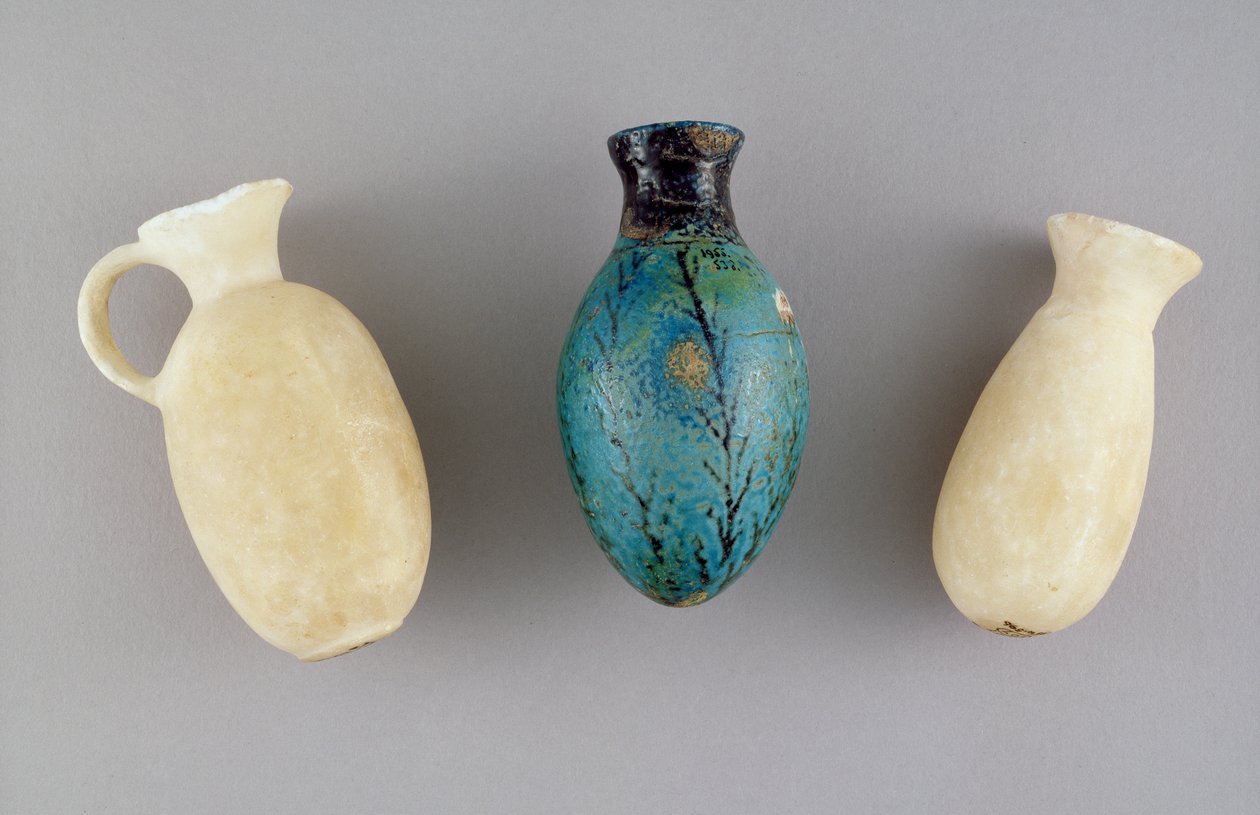 Kolme kosmetiikkasäiliötä haudasta G.37, Jeriko, n. 1800-1700 eKr. (kipsi ja fajanssi) tekijältä Prehistoric