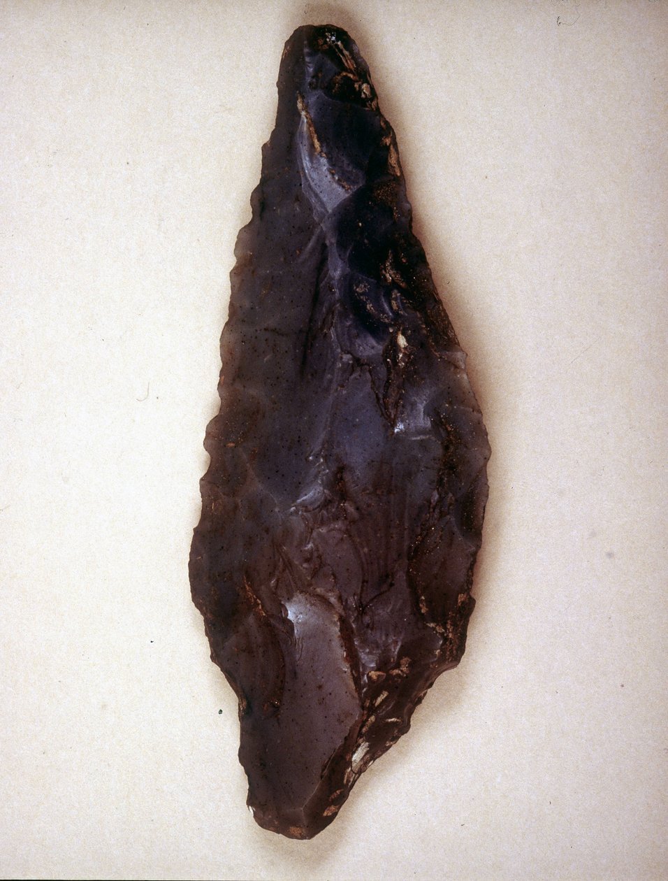 Nuolet osoittavat piikiveä. Varese. Milanon arkeologinen museo tekijältä Prehistoric Prehistoric