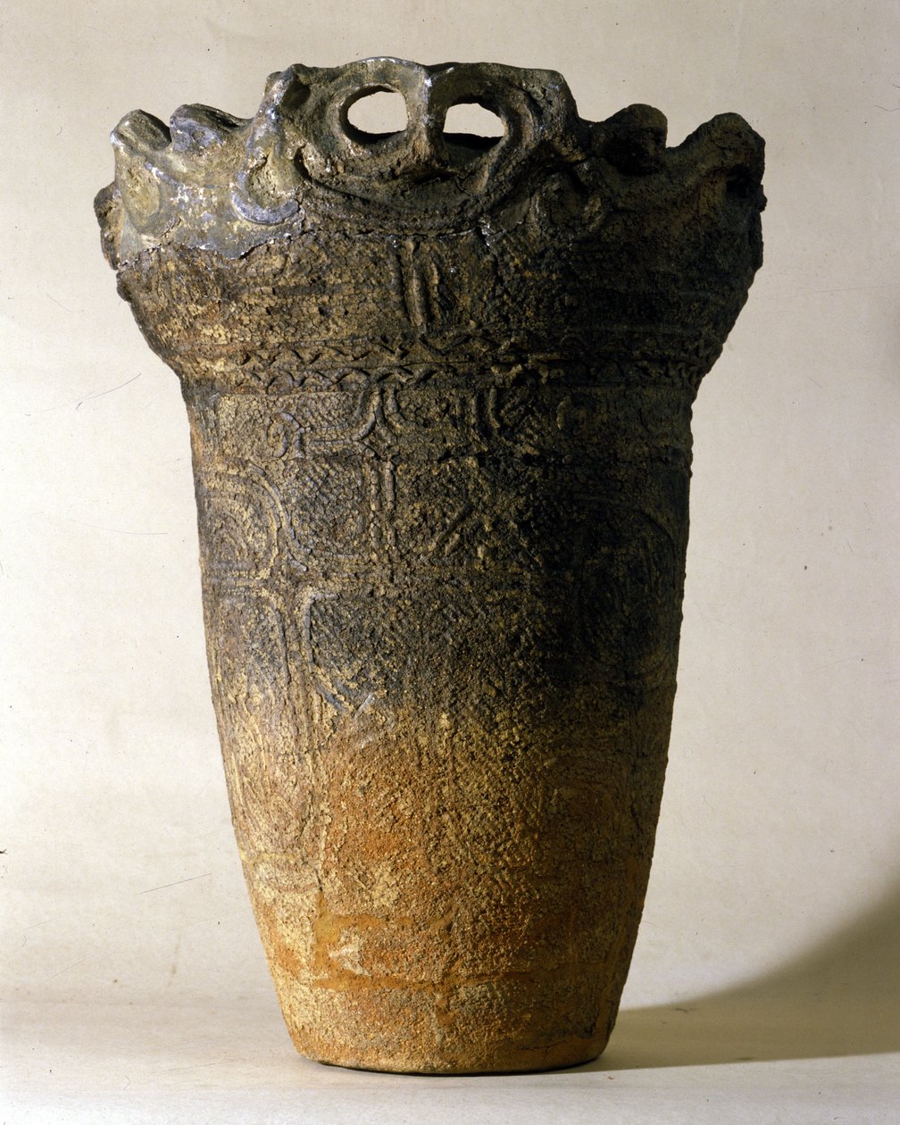 Suuri terrakottamaljakko Jomon-ajalta (esihistoriallinen ajanjakso Japanissa). Rooma, Kansallinen itämaisen taiteen museo. tekijältä Prehistoric Prehistoric