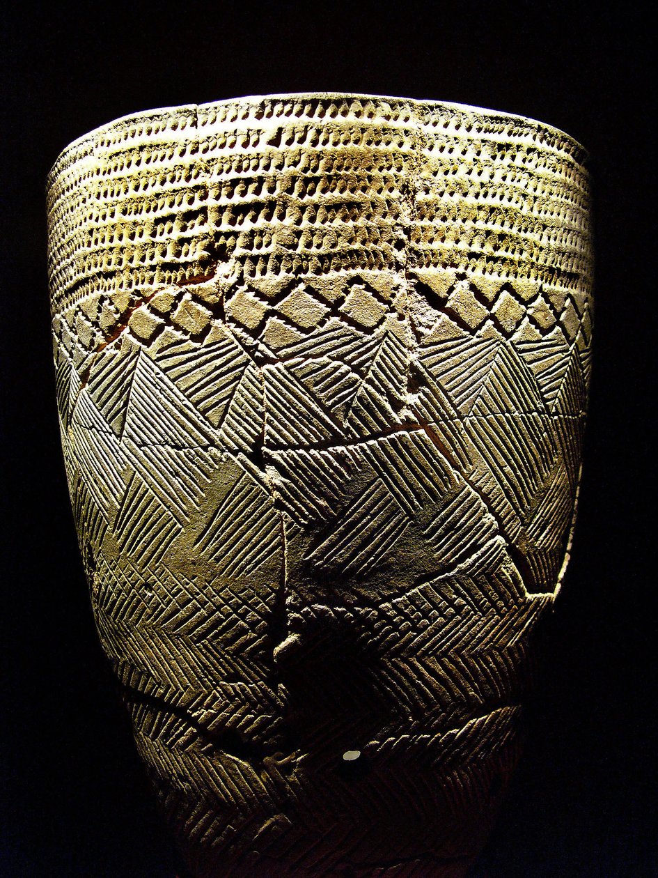 Keramiikka, jossa on "kampahammas" koristelu, noin 8000 eKr. neoliittista ajanjaksoa, Amsa-Dong, Korea. Valokuvaus, Soulin kansallismuseo, Korean tasavalta tekijältä Prehistoric Prehistoric