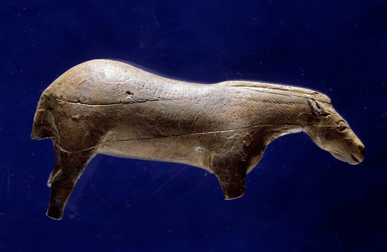 Esihistoriallinen taide (keskimagdalenialainen): veistos norsunluun mammutissa hevosen pyörteessä Espeluguesin (Hautes-Pyreneet) Dim. 0,073x0,035x0,017 m. Saint Germain en Laye, kansallisen arkeologian museo tekijältä Prehistoric Prehistoric