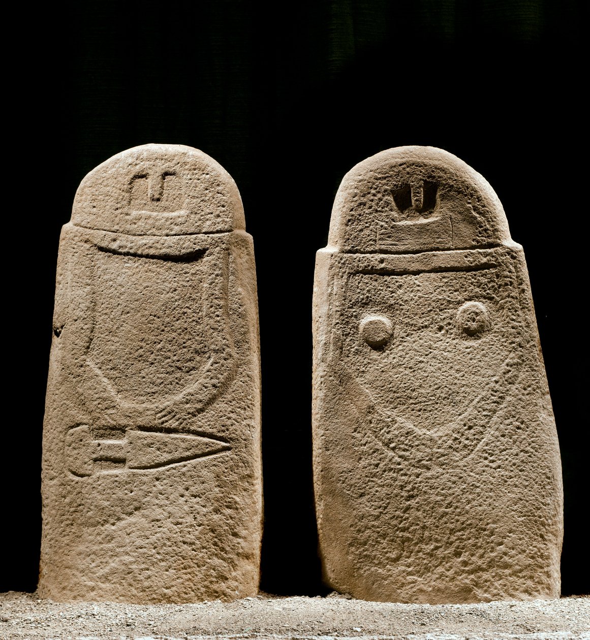 Esihistoriallinen taide: kaksi rautakaudelta peräisin olevaa miehen ja naisen menhiriä Lunigianan paikalta lähellä La Speziaa Italiasta. 1100-800 eaa. La Spezia, Lunigianan sivilisaation kunnallinen museo tekijältä Prehistoric Prehistoric