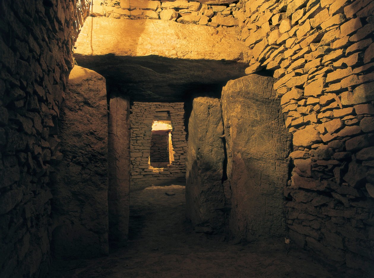 Esihistoria: Roomalaiset dolmenit, neoliittinen hautaus (3000 eKr.). Espanja, Andalusia, Antequera. tekijältä Prehistoric Prehistoric