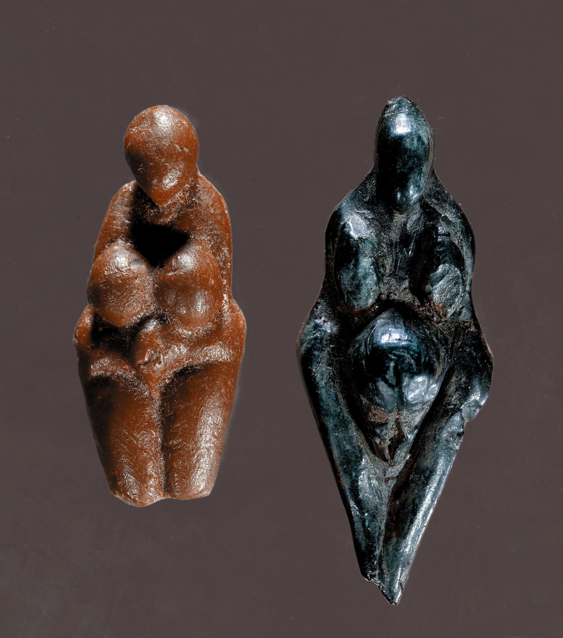 Esihistoria: "" Venus de Grimaldi"" Keltaisten ja vihreiden steatiittimereen-jumalattaren hahmoja, jotka ovat peräisin ylemmästä paleoliittista. Himmeä. 6 cm Saint Germain en Laye, Antiikkimuseo tekijältä Prehistoric Prehistoric