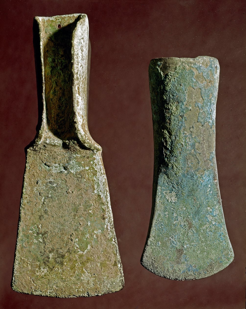 Esihistoria: kirves ja keihään kärki piikivissä. Apenniinien sivilisaatio (tai italialainen pronssikausi). 1400-1300 eaa. Perugia, Umbrian kansallinen arkeologinen museo tekijältä Prehistoric Prehistoric
