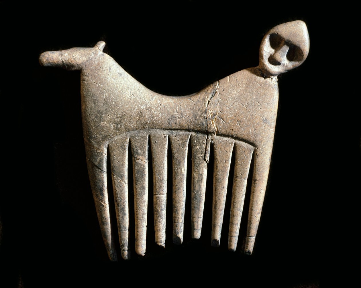 Esihistoria: luukampa, jossa on ihmisen ja hevosen pää Gotlannin saarelta. Kivikausi. Ruotsin kansallismuseo, Tukholma Ruotsi tekijältä Prehistoric Prehistoric