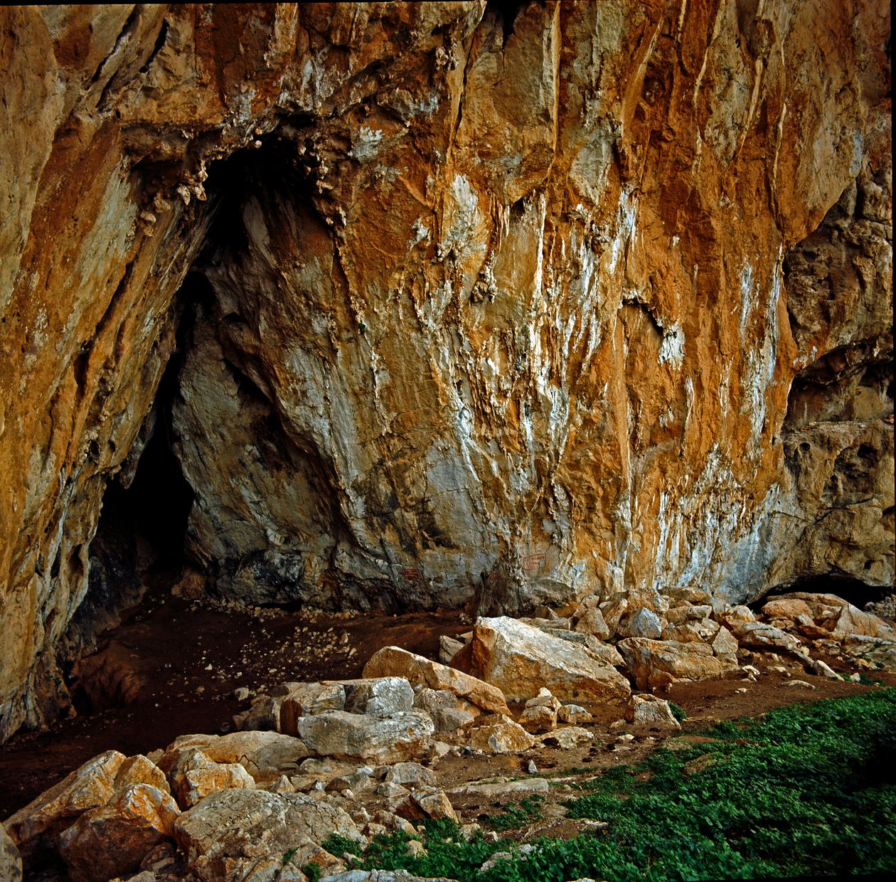 Esihistoriallinen: luola "" grotta dell Addaura"" lähellä Mondelloa (PA), jossa ylemmän paleoliittisen aikakauden esihistorialliset miehet asuivat kalliokaiverrusten kanssa. Monte Pellegrino, Palermo (Palermo), Italia tekijältä Prehistoric Prehistoric