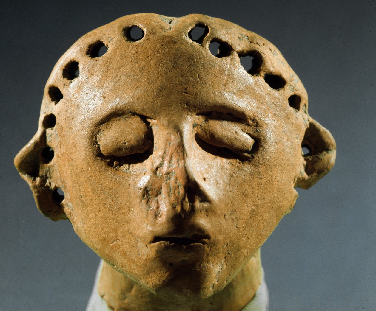 Cucuteni-Trypillian (Cucuteni Trypillia tai Tripolya) esihistoria, kulttuuri: savipatsaan pää. 3000 eKr. Neoliitti, kivikausi. Kishinev (Chişinău), Moldovan tasavallan historiallinen tiedeinstituutti tekijältä Prehistoric Prehistoric