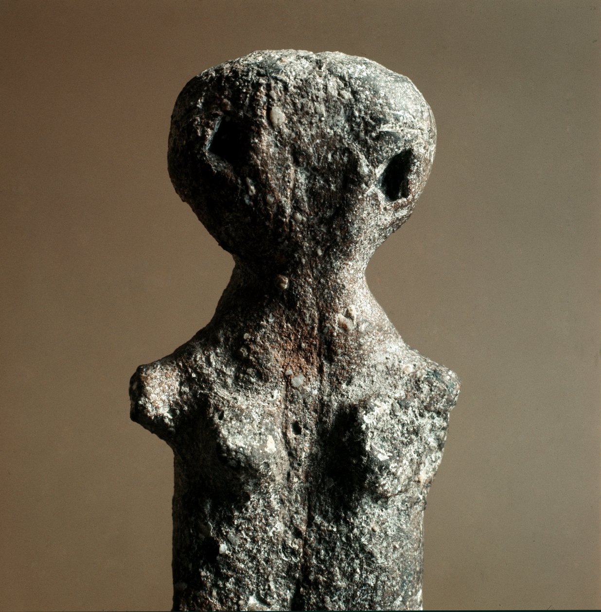 Esihistoria: naisellinen terrakotta-idoli Arene Candiden nekropolista (Finale Liguria), Liguria. Keski-neoliitti, kivikausi. Geenit, Ligurian arkeologinen museo tekijältä Prehistoric Prehistoric