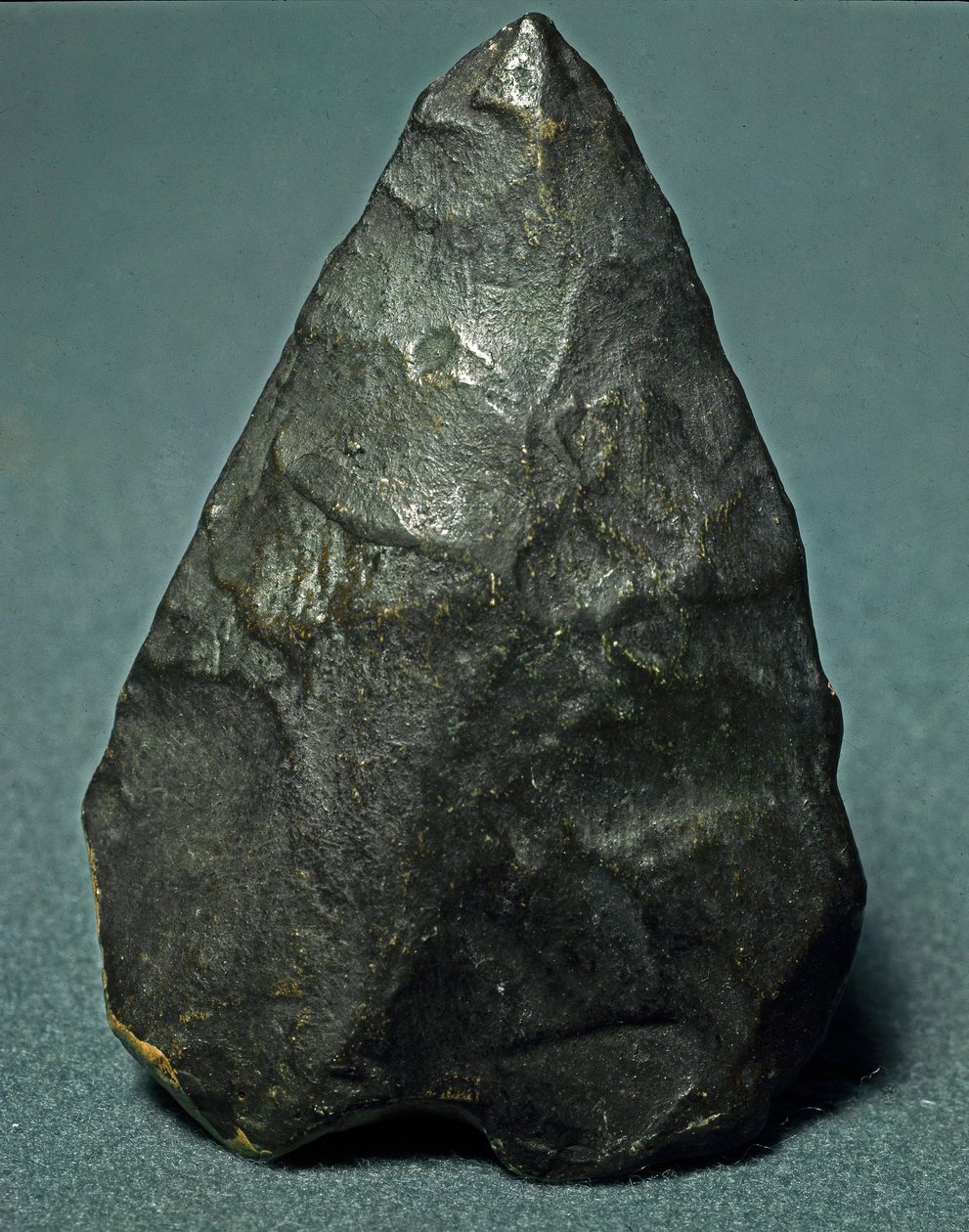 Esihistoria: piikivi amygdaloidinen biface. Alempi paleoliitti. Verone, luonnonhistoriallinen museo, Italia tekijältä Prehistoric Prehistoric