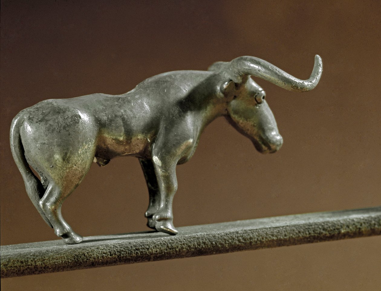 Esihistoria: hopeinen härkäpatsas Maikopin haudasta (Kaukasus). 3000-2500 eaa Eneoliittia, kupariaikaa. Pietari, Eremitaaši, Venäjä tekijältä Prehistoric Prehistoric