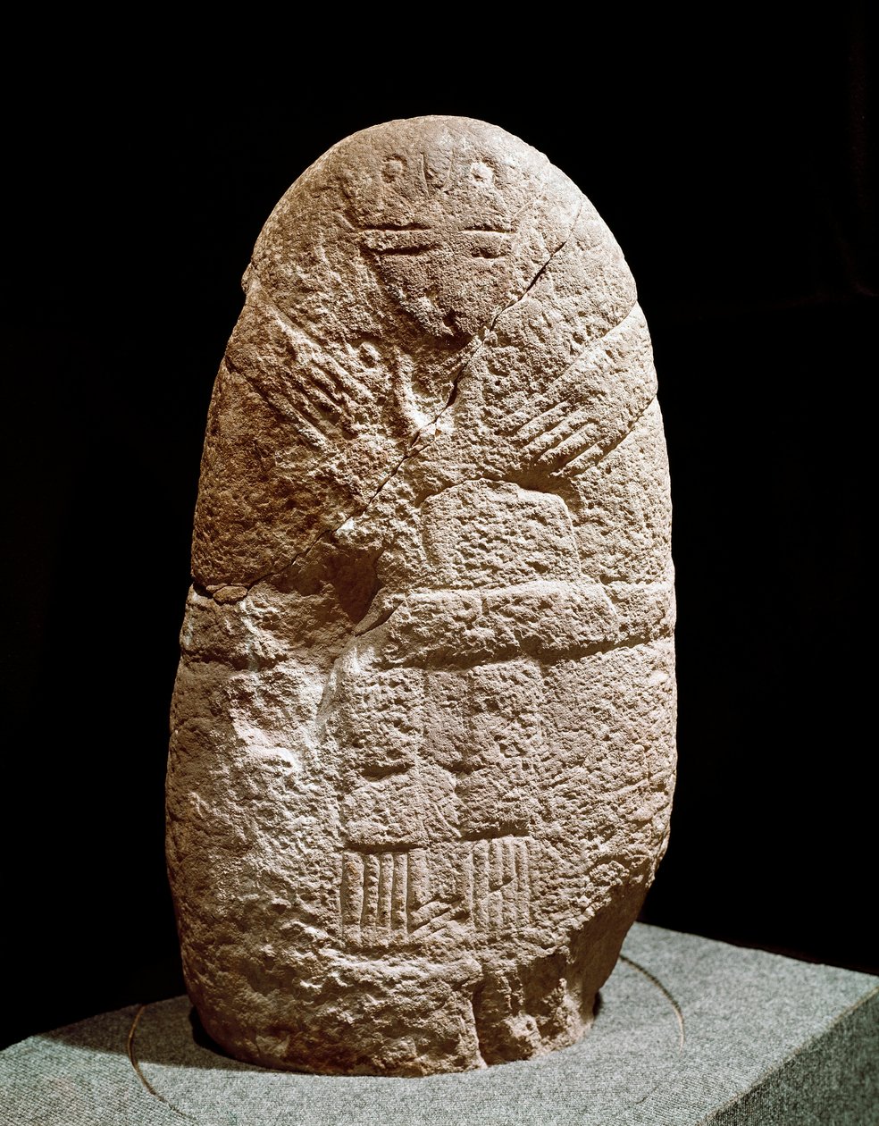 Esihistoria: menhir-patsas. Kivikausi, neoliittista. Saint Germain en Laye, kansallisen antiikkimuseo tekijältä Prehistoric Prehistoric
