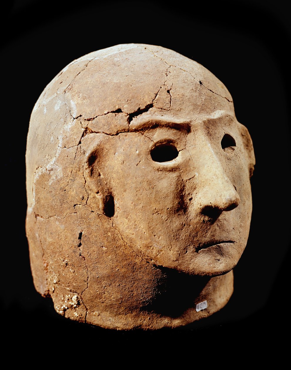 Esihistoria: terrakottapää Cancellin hautausmaalta. Apenniinien sivilisaatio (tai italialainen pronssikausi). 1400-1300 eaa. Perugia, Museo Archeologico Nazionale dell