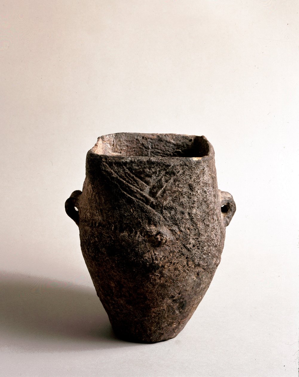 Esihistoria: terrakottamaljakko neliömäisellä neoliittisen kauden aukolla Caverna Delle Arenesta Candiden (Liguriassa). Pegli, Villa Pallavicini -museo tekijältä Prehistoric Prehistoric
