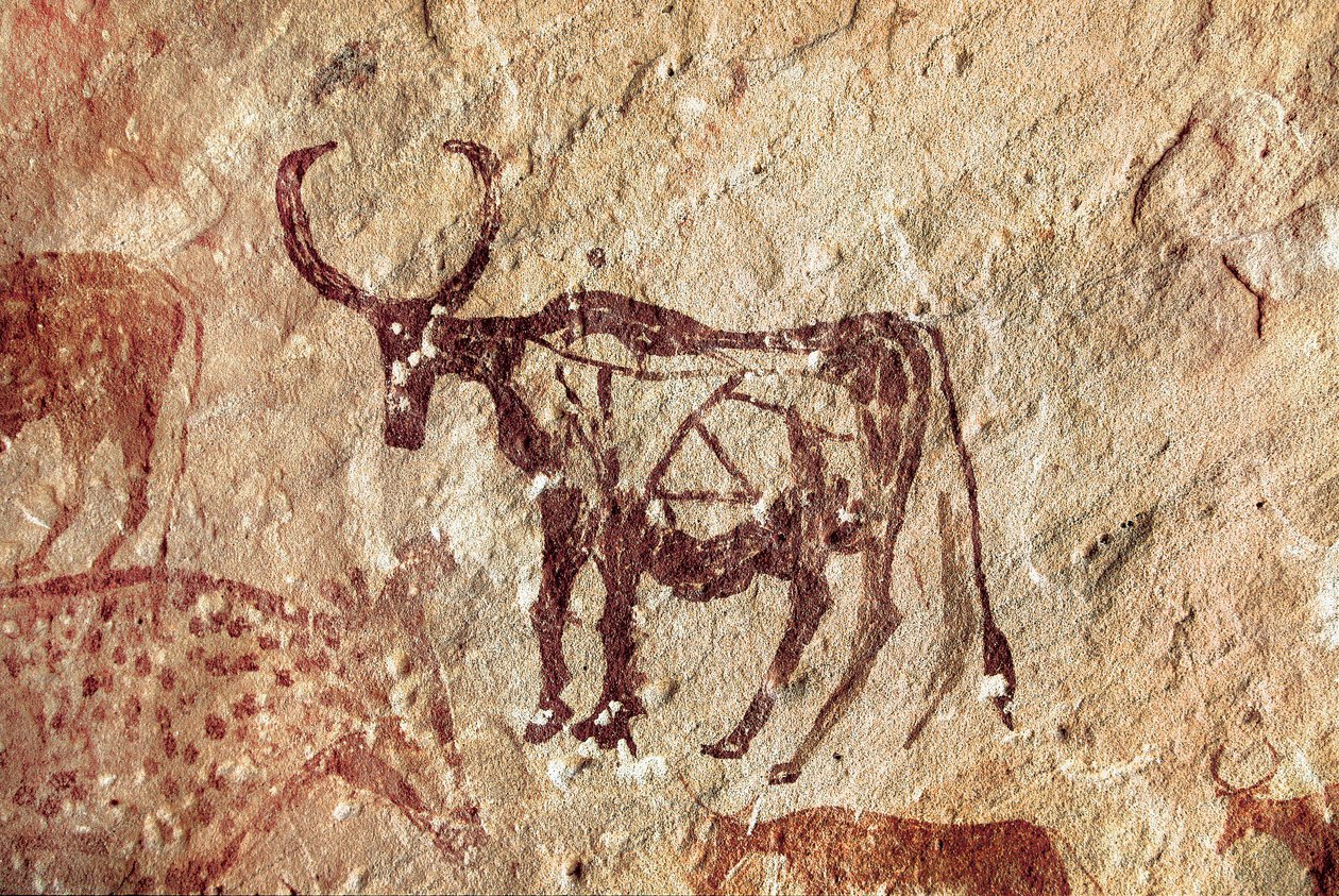 Kalliomaalaus: hirvieläinten esitys. Tadrart Acacus Libyan luola tekijältä Prehistoric Prehistoric