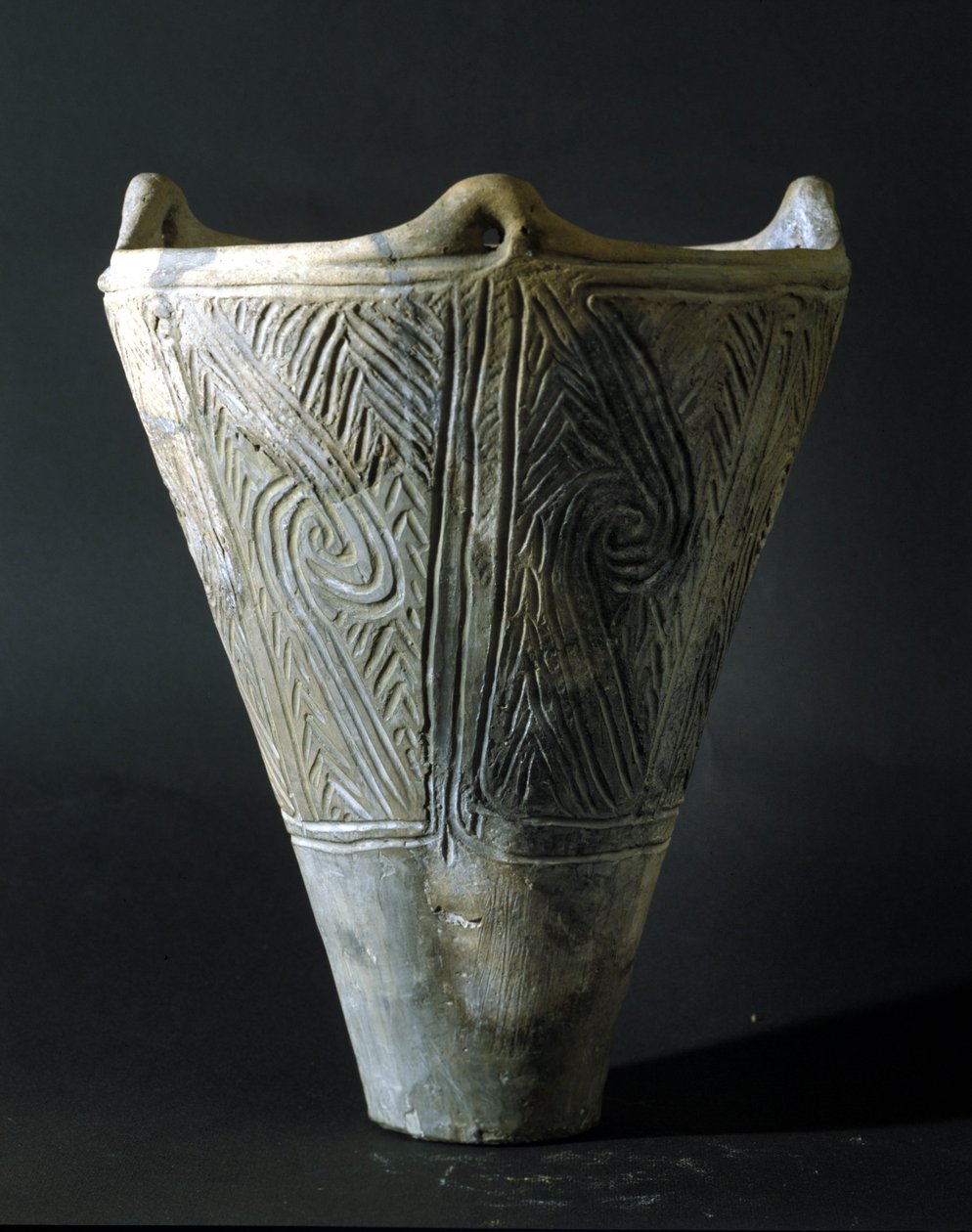 Terrakottamaljakko Jomonin ajalta (esihistorian aika Japanissa). Rooma, Kansallinen itämaisen taiteen museo. tekijältä Prehistoric Prehistoric