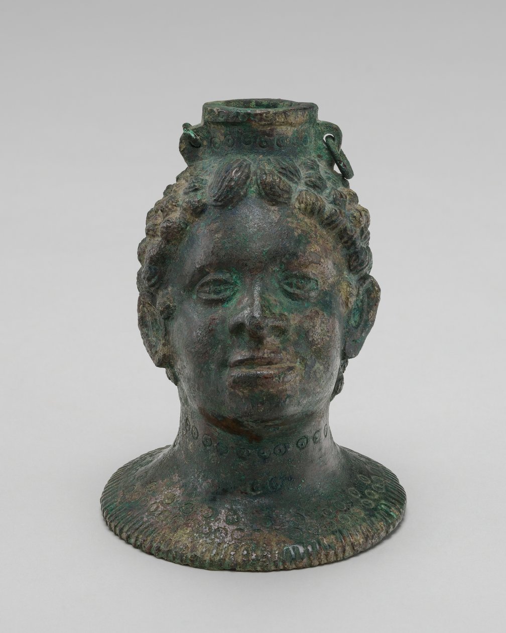 Säiliö afrikkalaisen pään muodossa tekijältä Probably Etruscan