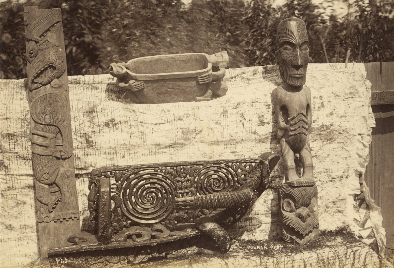 Artefacts, noin 1885 (valkopainatus) tekijältä Pulman Studio