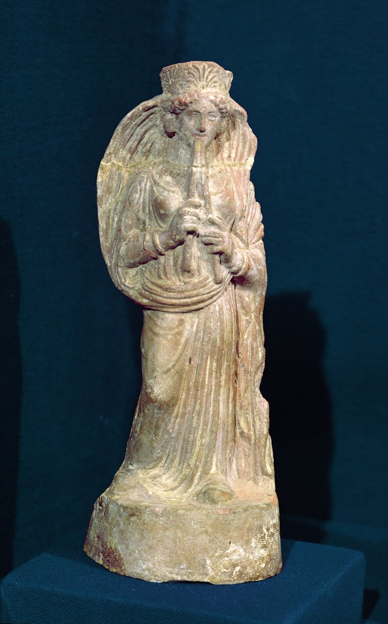 Tuplahuilua soittavan naisen patsas Tunisiasta (monivärinen kivi) tekijältä Punic