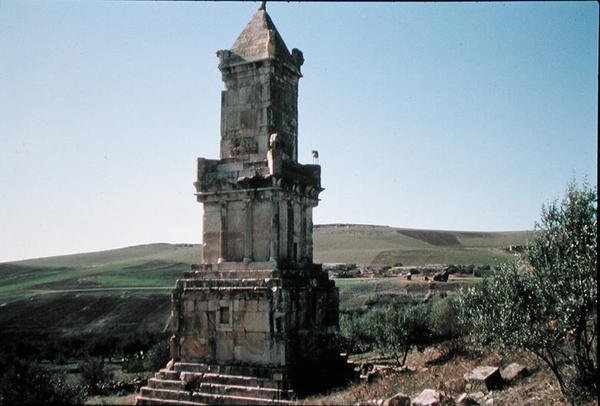 Atbanin mausoleumina tunnettu monumentti (kuva) tekijältä Punic