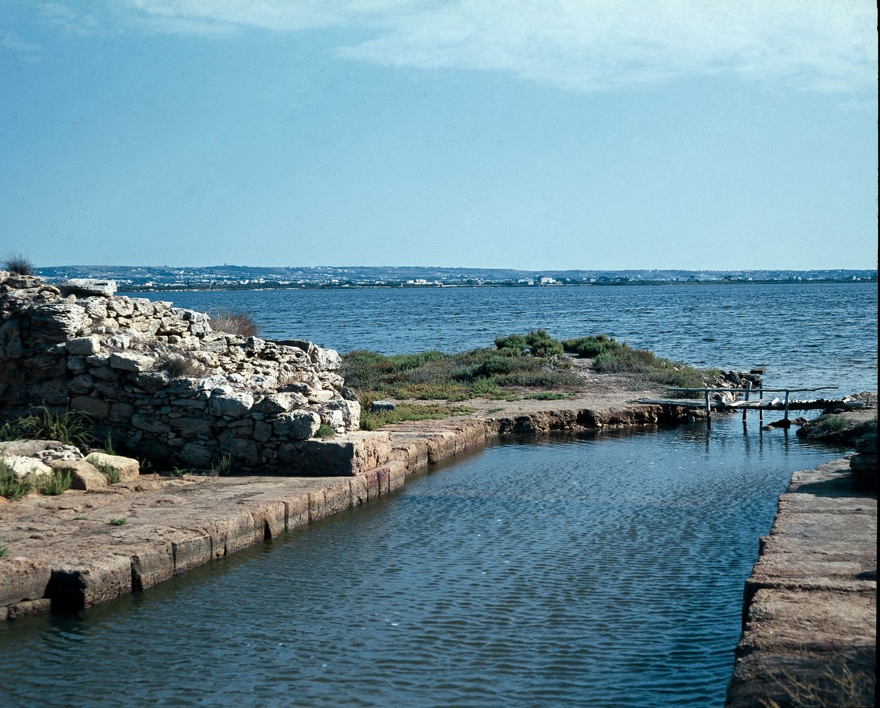 Näkymä cothonille (Khoton) Mozian saarella (Motya, Mozzia tai Motia), muinainen puunilainen kaupunki, joka perustettiin 800-luvulla eKr. Sisilia tekijältä Punic Punic