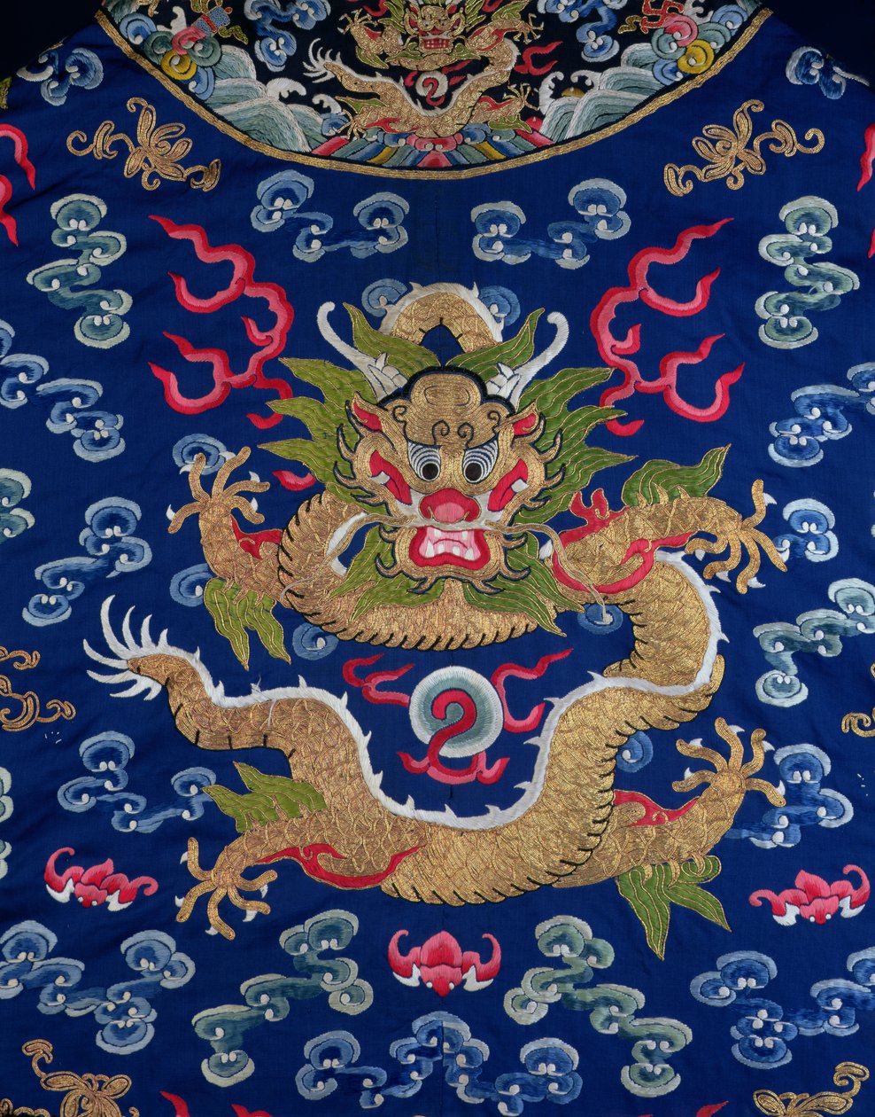 Sinipohjainen kirjailtu Kesi lohikäärmeviitta, yksityiskohta lohikäärmeestä tekijältä Qing Dynasty Chinese School