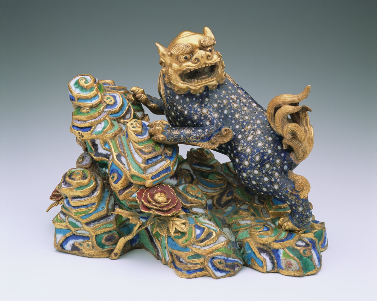 Leijonahahmo kallioperässä (cloisonnen emali) tekijältä Qing Dynasty Chinese School