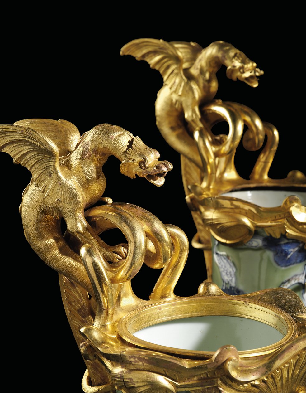Ludvig XV:n korupari, posliinia 1662-1722, telineet n. 1745-49 (ormolu-asennettu posliini) tekijältä Qing Dynasty   Kangxi Period Chinese School