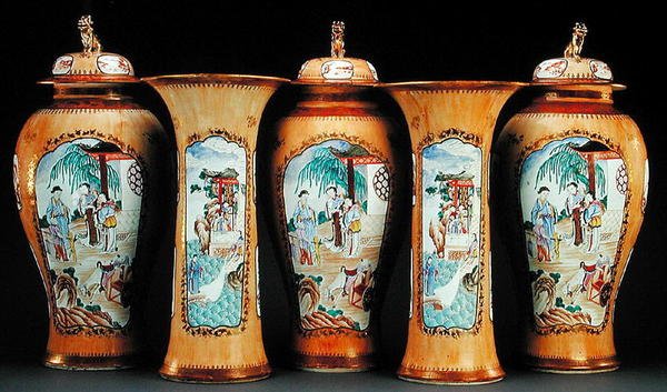 Café au lait -maahan kiinnitetty famille rose -ruusun värinen viisiosainen koriste, Qianlongin kausi. tekijältä Qing Dynasty Chinese School
