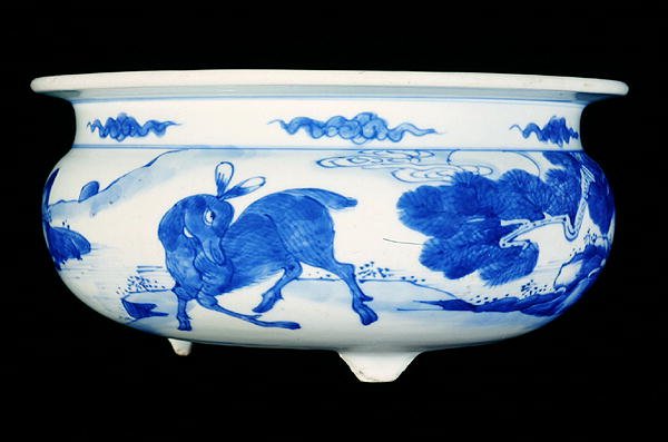Aluslasituksen siniseksi maalattu suitsutuskone, jossa peura maisemassa, Kangxi-kausi (1662-1722) (posliini) tekijältä Qing Dynasty Chinese School