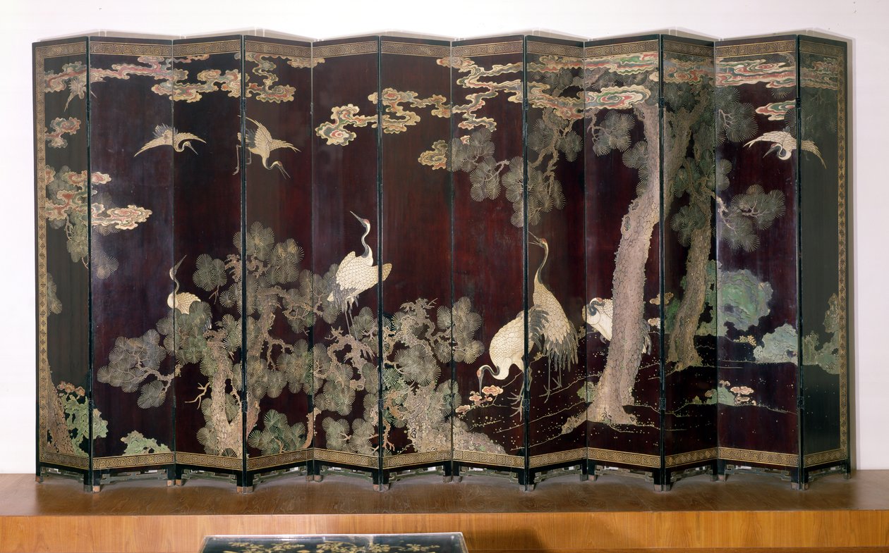 Coromandel-näyttö, joka kuvaa nostureita, mäntyjä ja pilviä mustalla taustalla, 1691 (lakattu puu) tekijältä Qing Dynasty Chinese School
