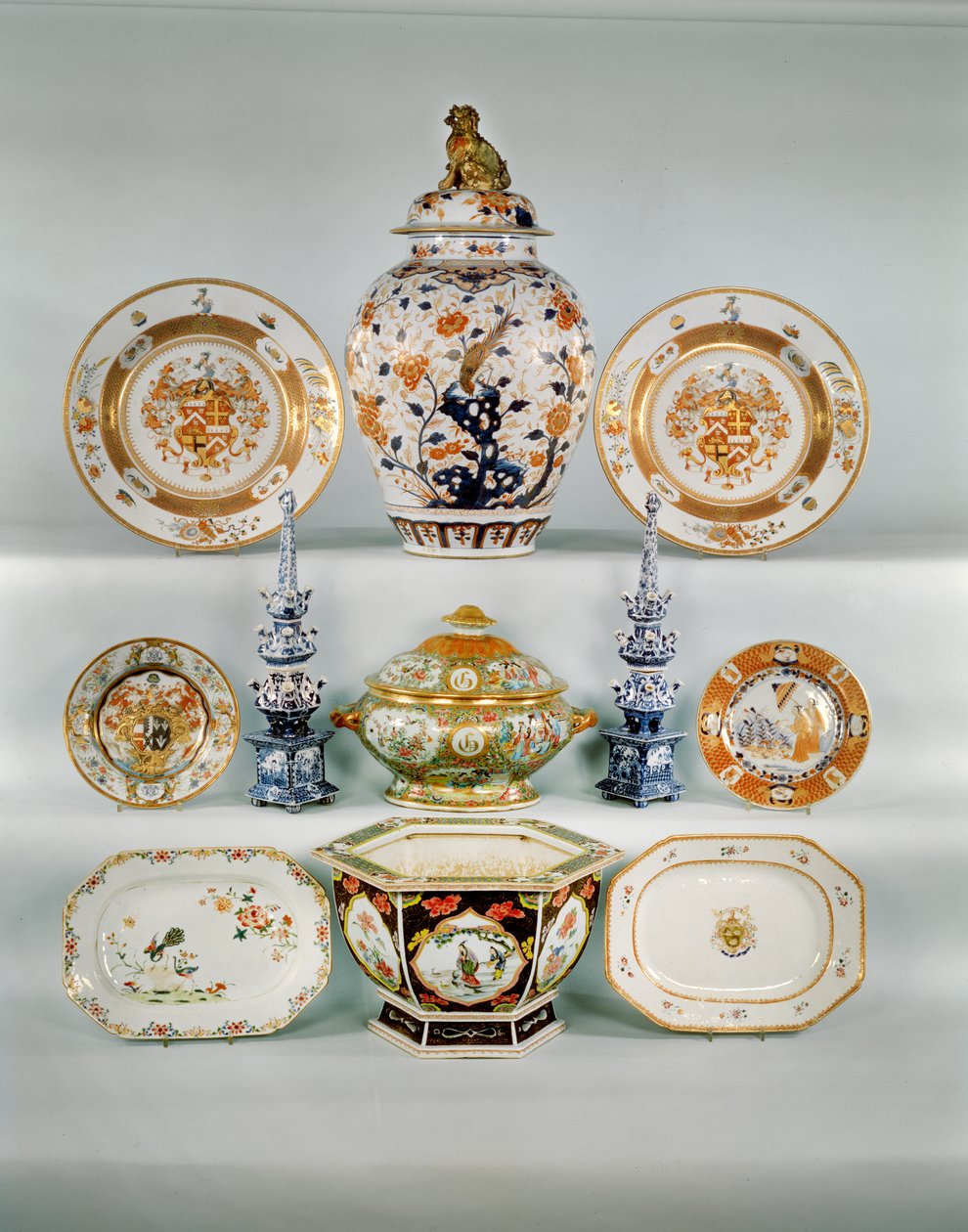 Imari kaiteet maljakko; Rose-verte-haarniska, n. 1724; Famille rose bombe tureen ja kansi; Kaksi sinistä ja valkoista tulppaanimaljakkoa; Famille Rose armorial-levy; Cornelius Prenk Imari-levy; Famille Rose pitkänomainen astia; Famille Rose kuusikulmainen  tekijältä Qing Dynasty Chinese School