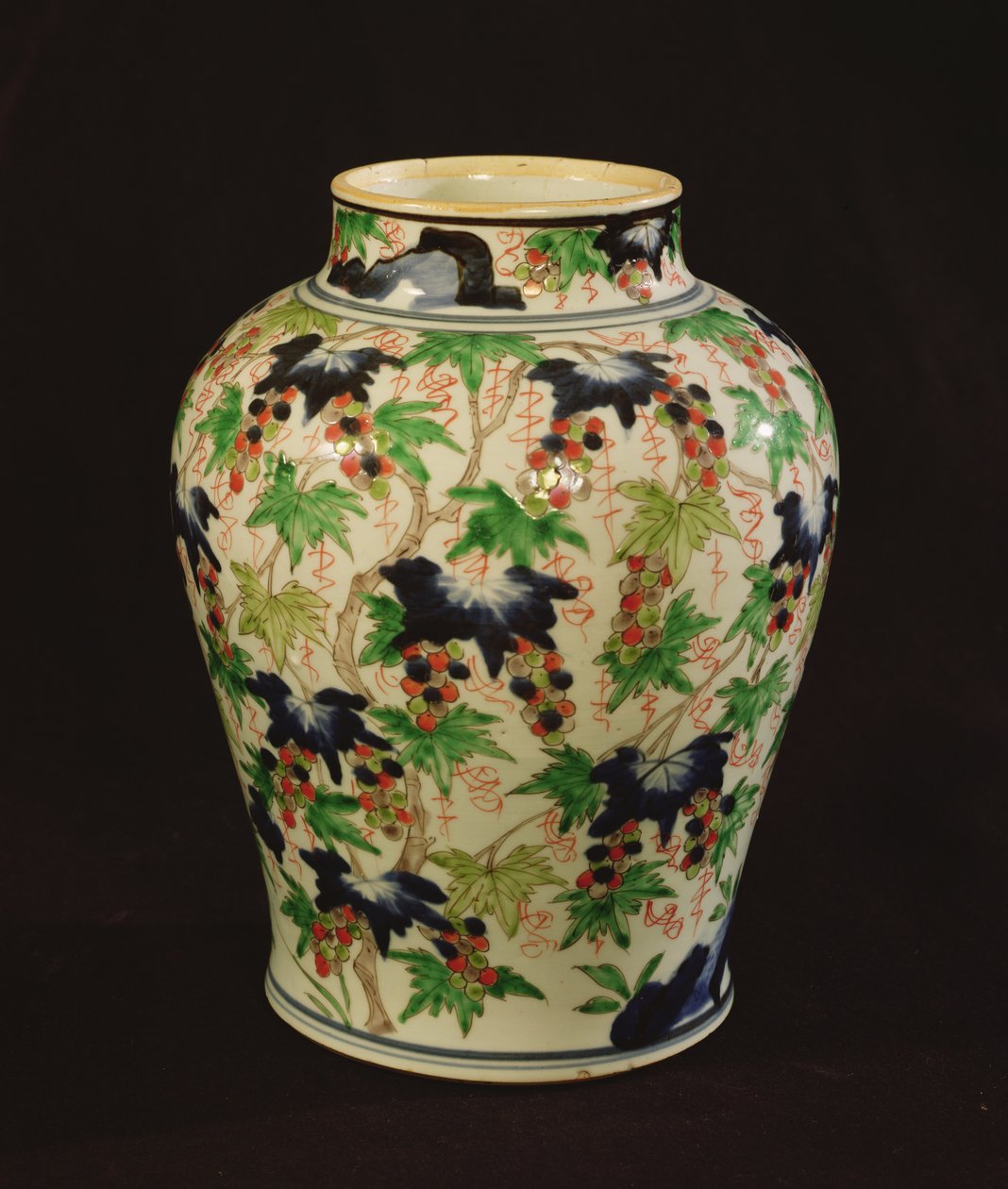 Viiniköynnöillä ja viinirypäletertuilla koristeltu purkki (keraaminen) tekijältä Qing Dynasty Chinese School