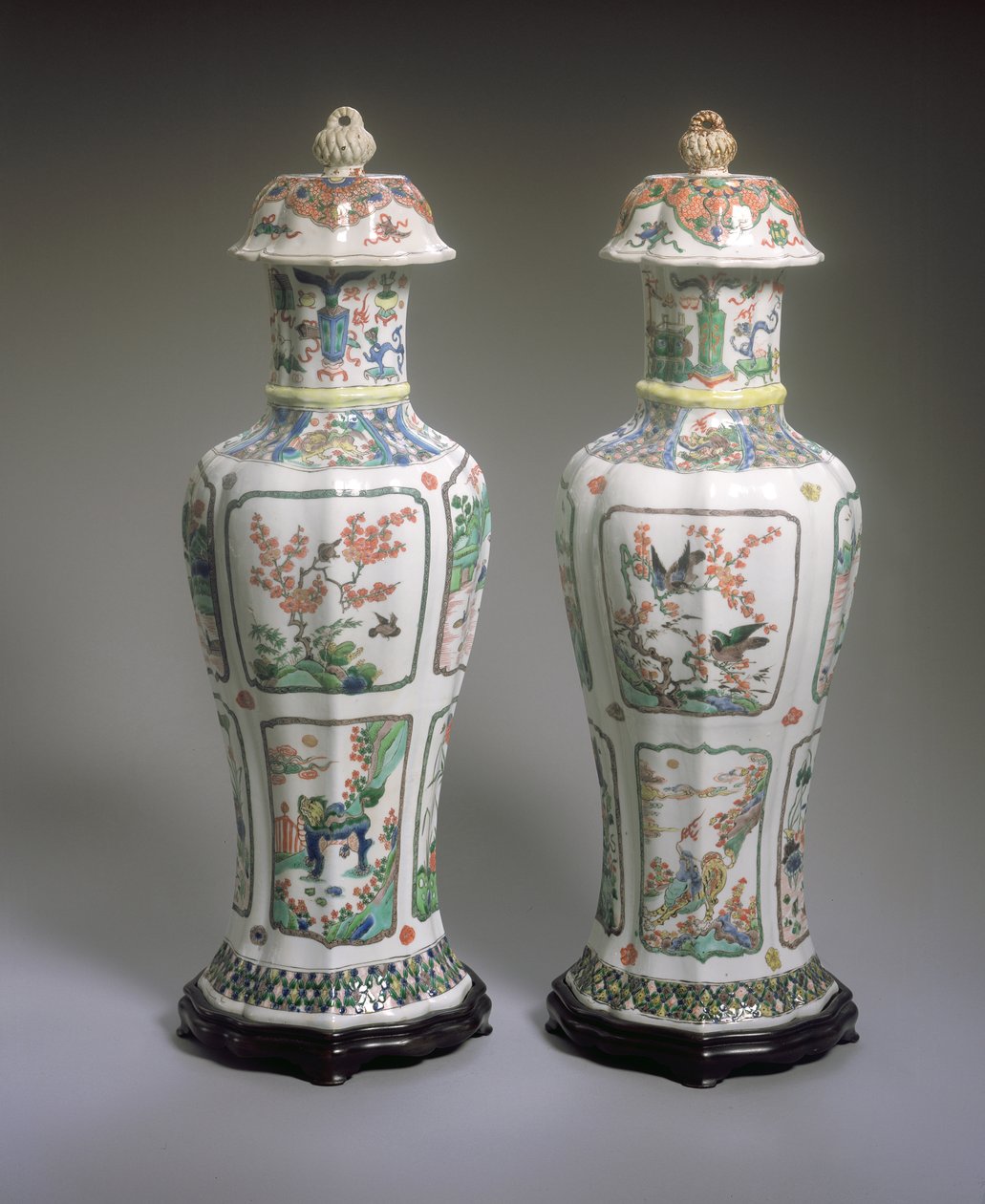 Pari Kiinan vientimaljakoita ja -kansia, Kangxi-kausi (1662-1722) (posliini) (katso myös 272196) tekijältä Qing Dynasty Chinese School