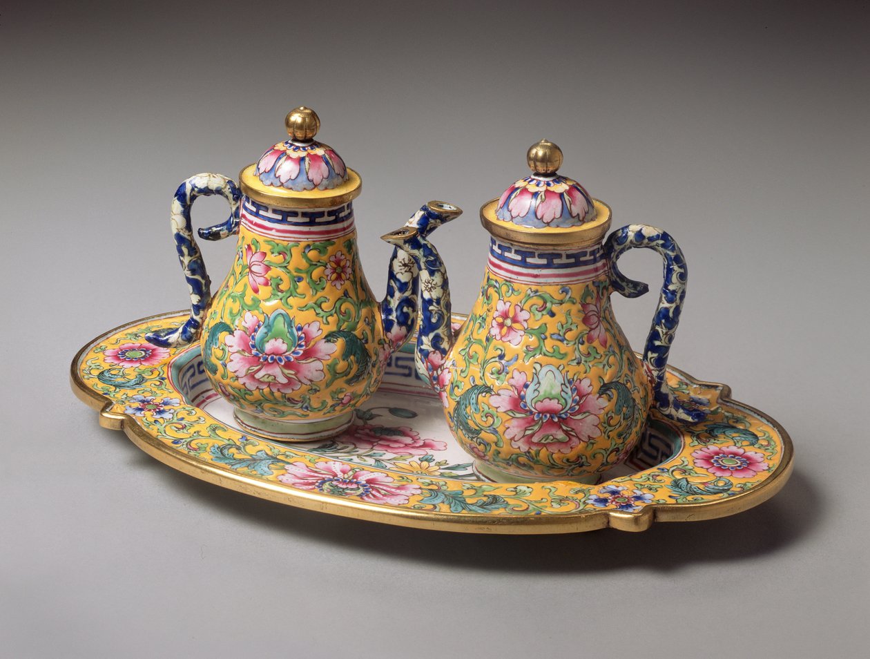 Pari miniauruja ja tarjotin, Qianlong-kausi (1736-95) (emali) tekijältä Qing Dynasty Chinese School