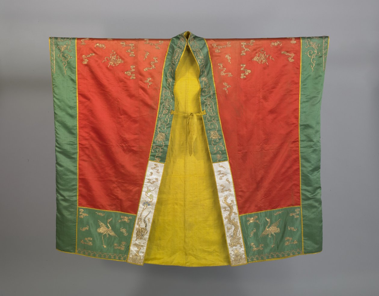 Ensimmäisen asteen daolaisen papin viitta, 1800-luvun loppupuoli (silkki- ja metallilangoilla kirjailtu silkki). tekijältä Qing Dynasty Chinese School
