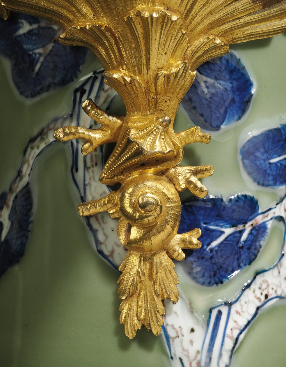 Yksi Ludvig XV:n kauhuparista, posliini 1662-1722, telineet n. 1745-49 (ormolu-asennettu posliini) tekijältä Qing Dynasty   Kangxi Period Chinese