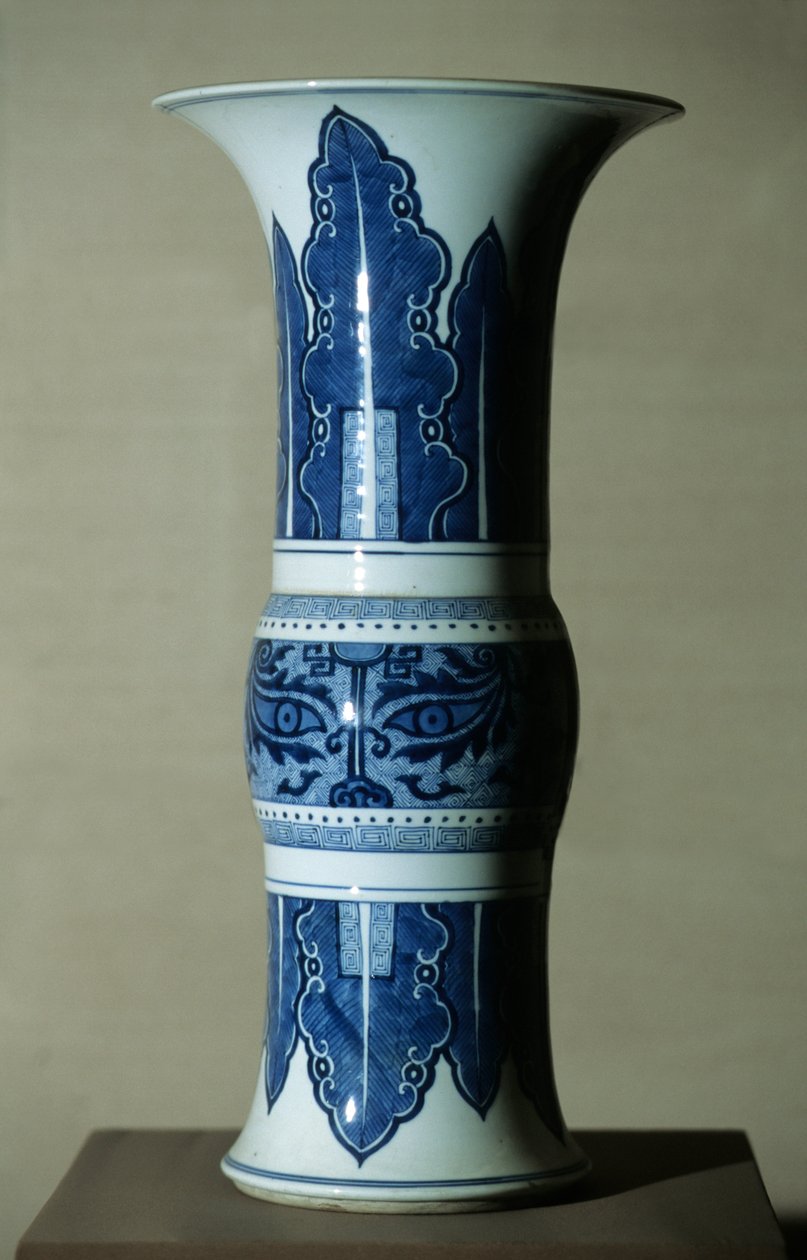 Sinivalkoinen posliinimaljakko tekijältä Qing Dynasty   Kangxi Period Chinese School