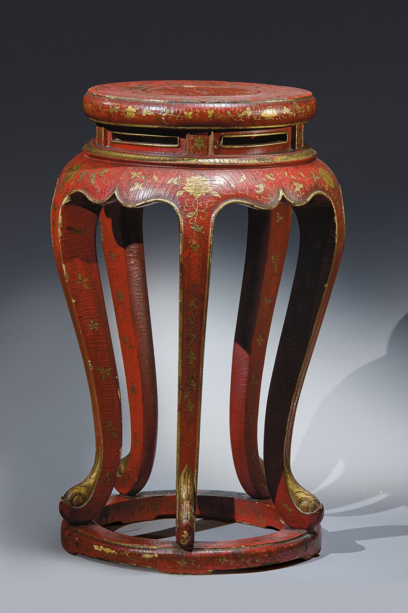 Jardinière (lakattu punaiseksi kultaisilla, ruskeilla ja vihreillä yksityiskohdilla) tekijältä Qing Dynasty Chinese School