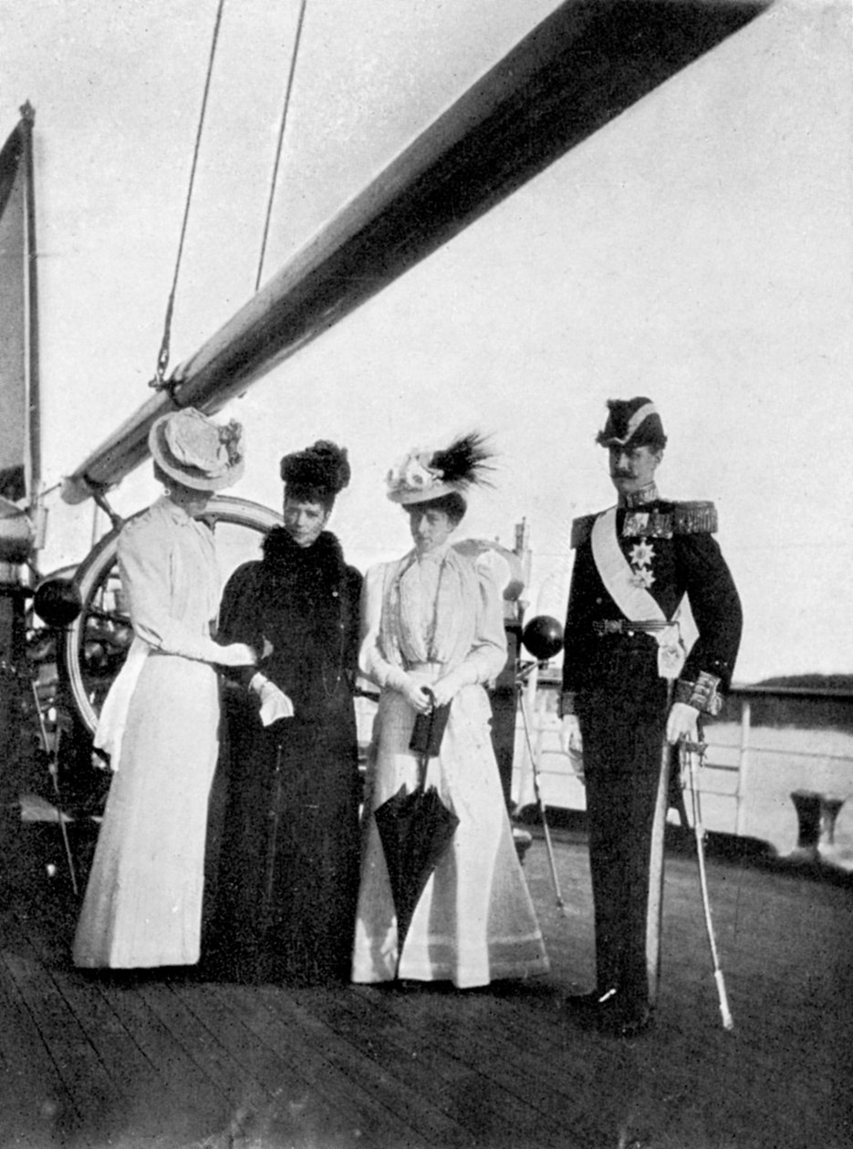Keisarinna Maria Feodorovna, prinsessa Victoria, kuningatar Maud ja Norjan kuningas Haakon VII, 1908. tekijältä Queen Alexandra