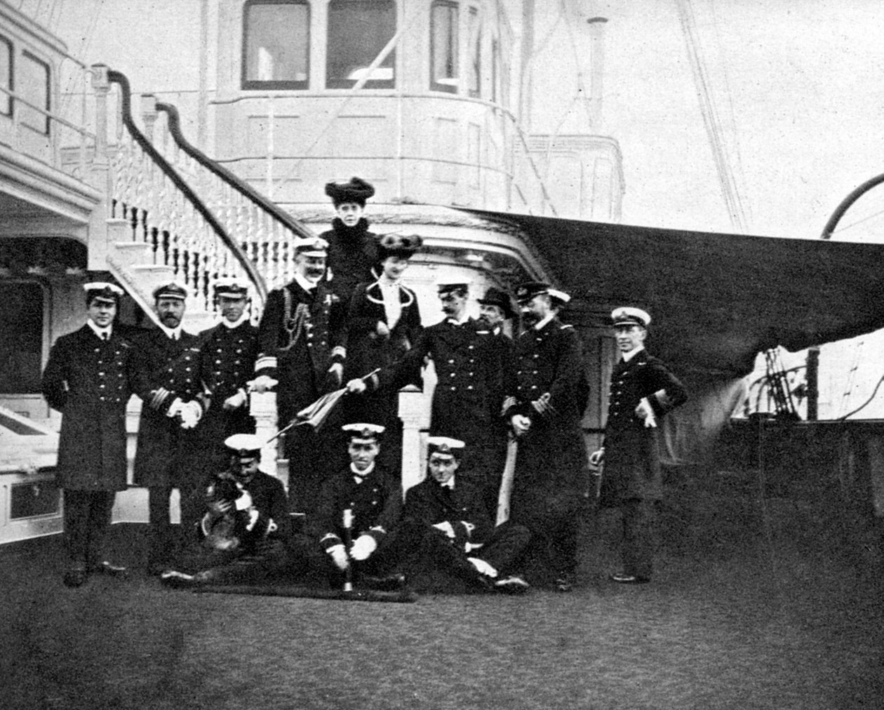 Ryhmämuotokuva kuninkaallisella jahdilla Victoria and Albert, Kööpenhamina, 1908. tekijältä Queen Alexandra