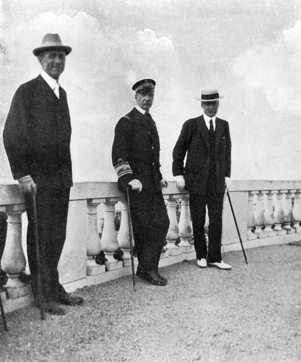 Kreikan kuningas George I kommodore Keppelin ja Lord Howen kanssa, Korfu, Kreikka, 1908. tekijältä Queen Alexandra