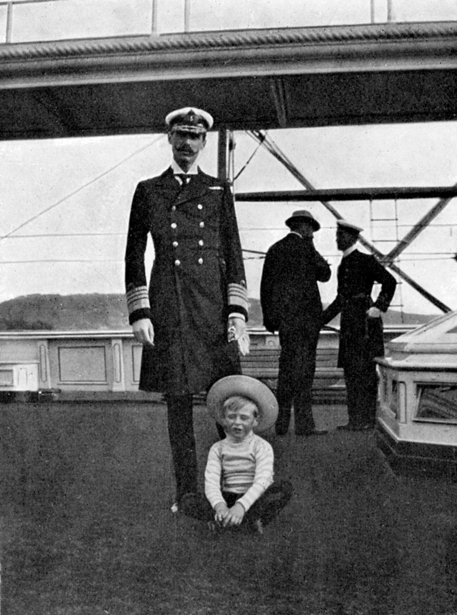 Norjan kuningas Haakon VII 1872-1957 poikansa Olavin kanssa 1903-1991, 1908. tekijältä Queen Alexandra