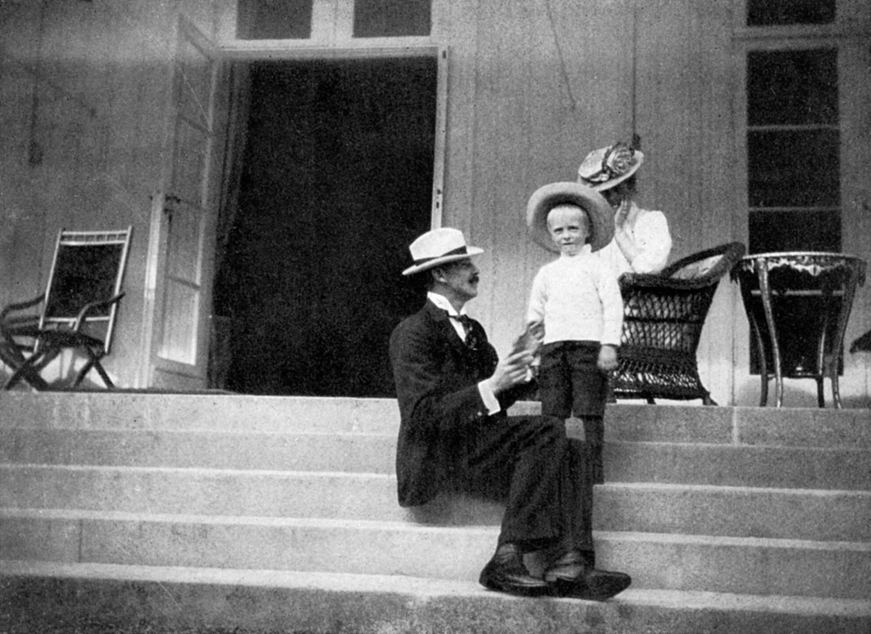 Norjan kuningas Haakon VII, hänen poikansa Olav ja prinsessa Victoria Bygdøyssä, Norjassa, 1908. tekijältä Queen Alexandra