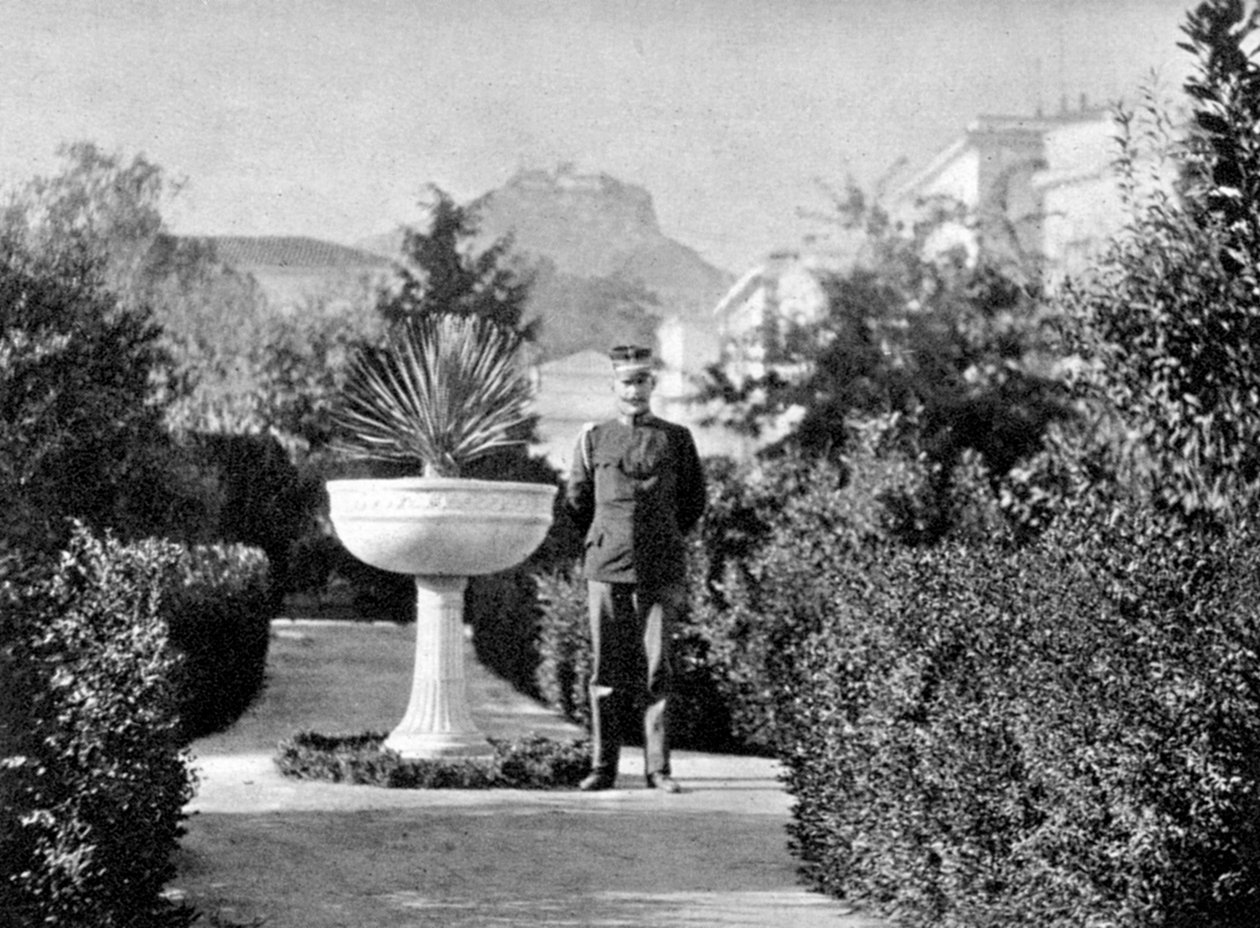 Prinssi Konstantinus 1868-1923, Spartan herttua, puutarhassaan Ateenassa, 1908. tekijältä Queen Alexandra